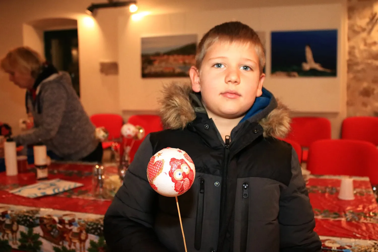 Vrijedne ruke i jedne male ručice ukrasile su bor u Baganelovici!