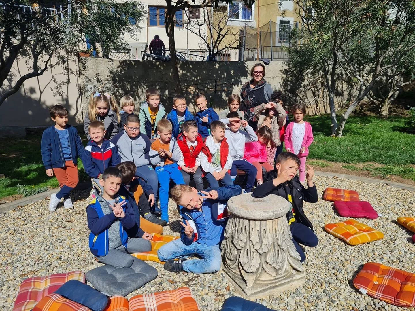 Knjižnica i vrtićanci u Meštrovom vrtu!