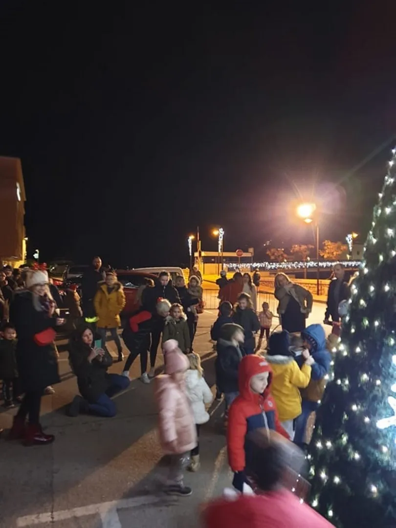 Paljenjem lampica otvorili smo Advent u Općini Tisno!